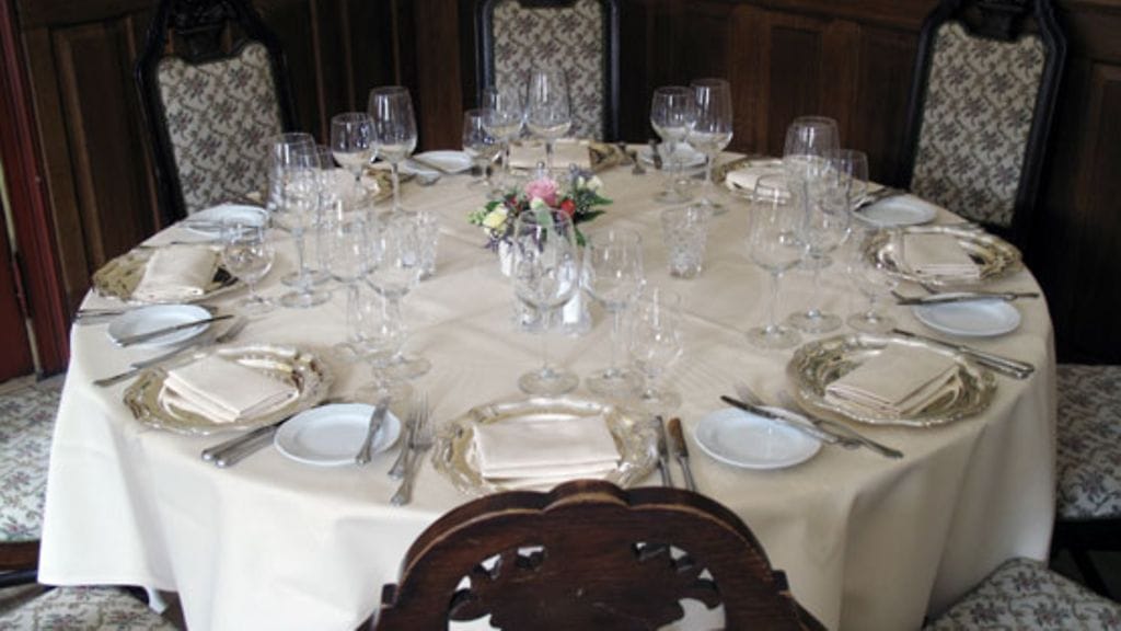 Bernt Morelius neuvoo, miten vanhoja tekstiilejä säilytetään.