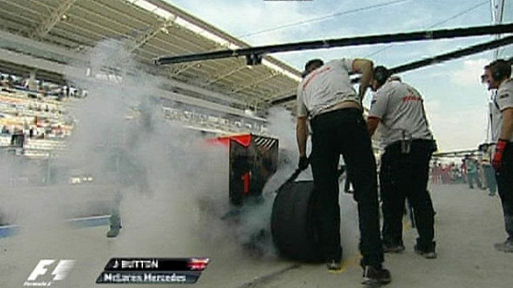 Jenson Button autoa sammutetaan, kuva: MTV3