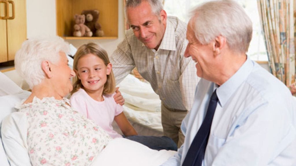 Omaiset voivat osallistua vanhuksen hoitoon. Kuvan henkilöt eivät liity juttuun.