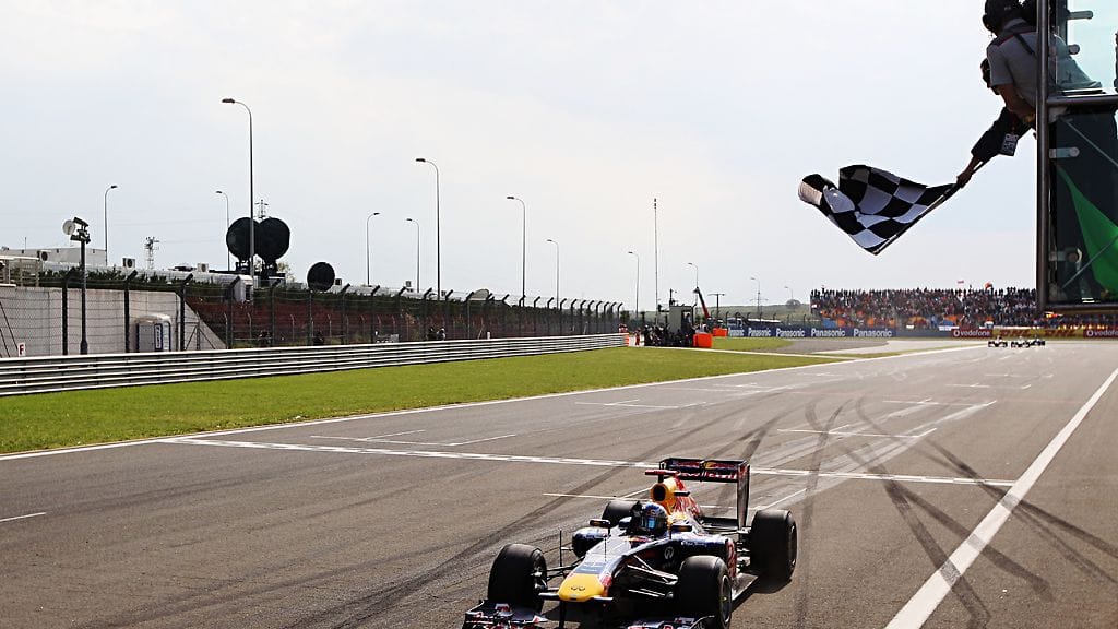 Sebastian Vettel ajaa Turkin GP:n ruutulipulle