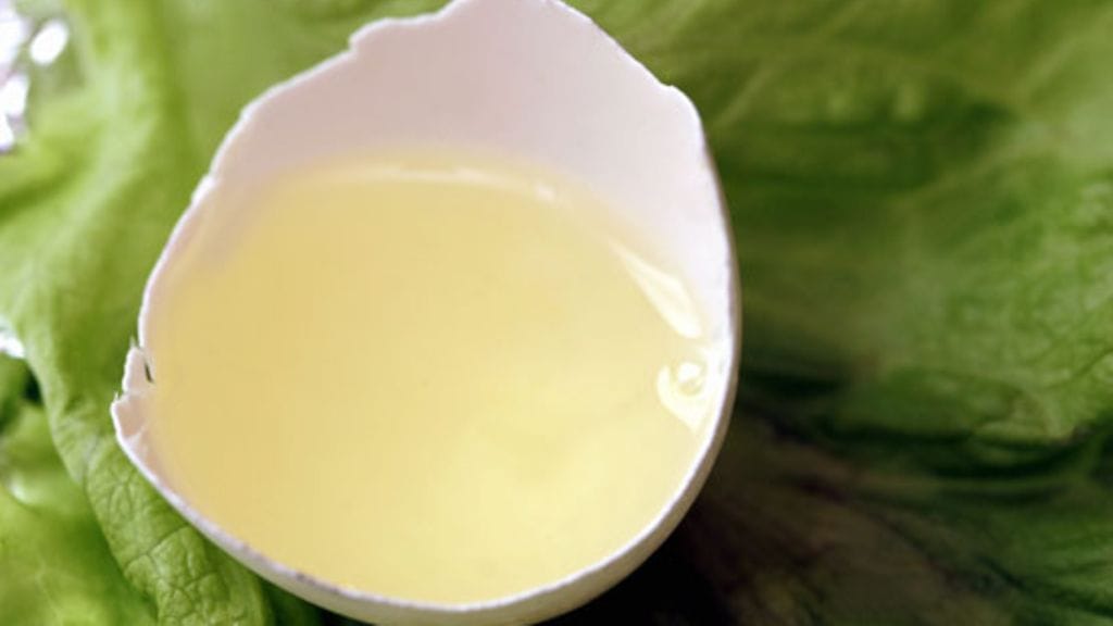 Ennen vanhaan uutenavuotena on valettu kananmunan valkuaista.