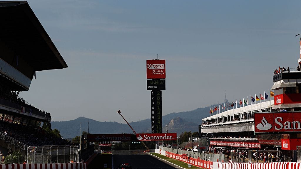 Mark Webber Barcelonan radan pääsuoralla