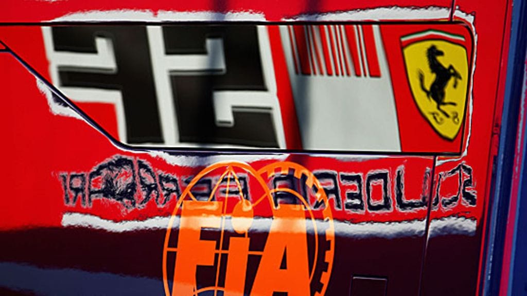 Ferrarin logo heijastuu FIA:n motorhomesta Turkin GP:n varikolla, kuva: Clive Mason/Getty Images
