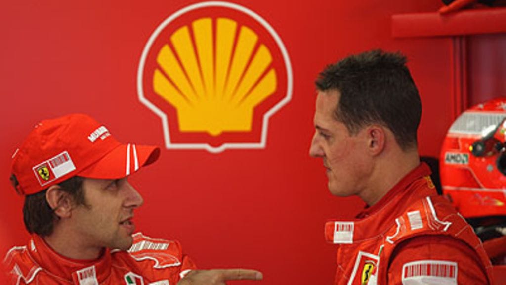 Luca Badoer (vas.) ja Michael Schumacher, Photo: Mark Thompson/Getty Images