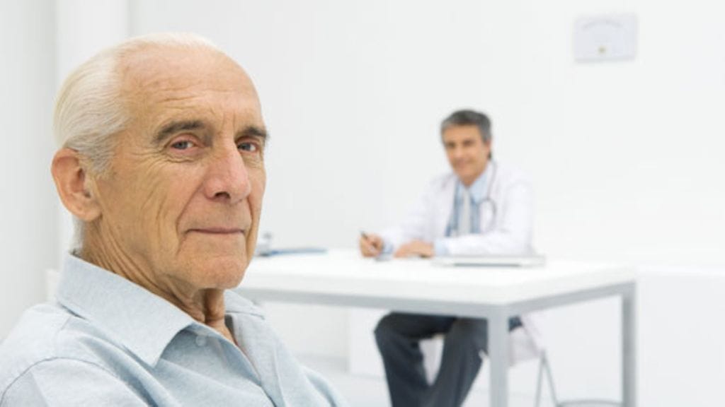 Moni lääkäri määrää vaihdevuosista kärsivälle miehelle hormonivalmisteiden sijaan masennuslääkettä. Kuvituskuva.