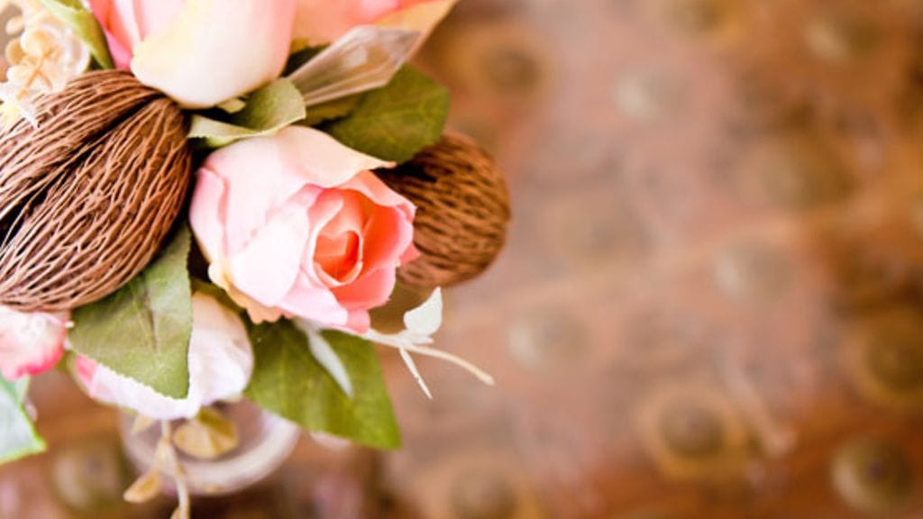 Kaunis kukkakimppu raikastaa kodin sisustuksen.