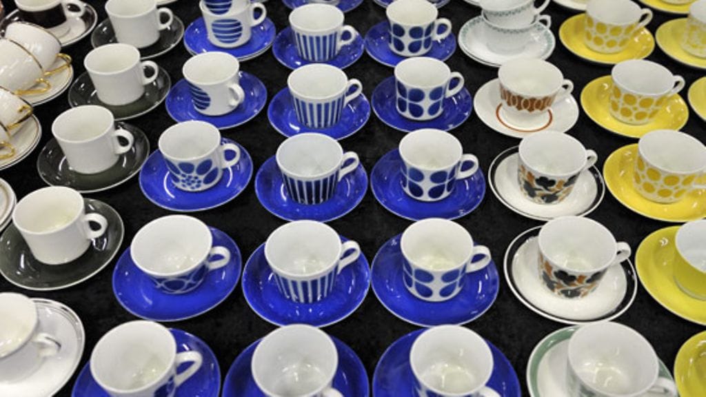 Arabian 1960- ja -70-luvun kuppeja Helsingin Antiikki-, taide- ja keräilymessuilla viime vuonna.