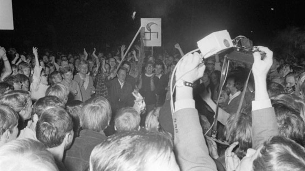 Päivi Istala muistelee 1960-luvun loppua hurjana aikana. Kuvassa Tšekkoslovakian miehitystä vastustava mielenosoitus Neuvostoliiton suurlähetystön edessä vuonna 1968.