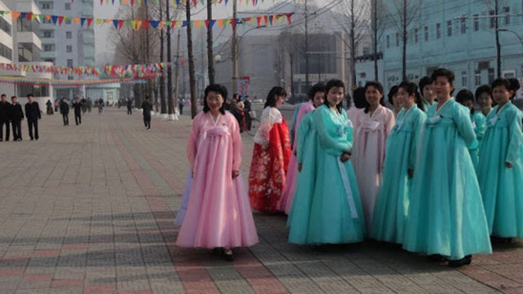 Naisia Pjongjangin kaduilla.