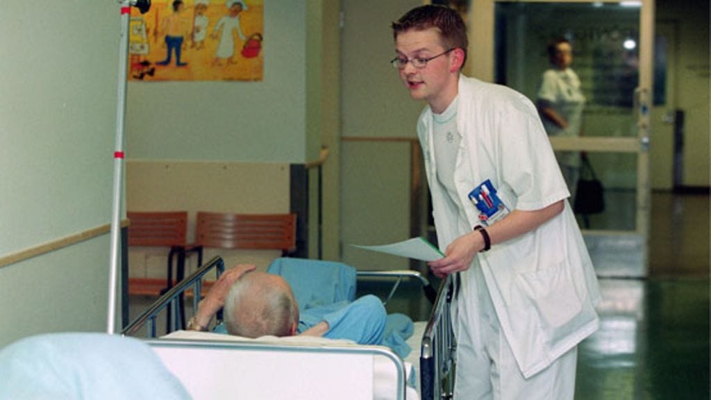 Vanhustyöhön tarvitaan enemmän nuoria. Kuvan henkilöt eivät liity juttuun.