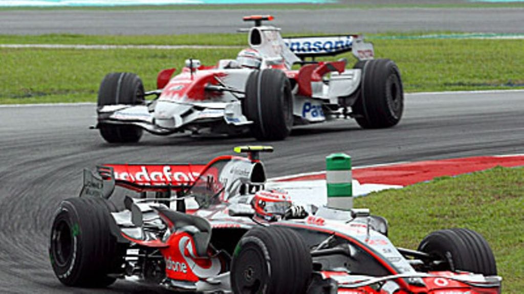 Heikki Kovalainen ja Jarno Trulli, kuva: ROLAND WEIHRAUCH / Epa