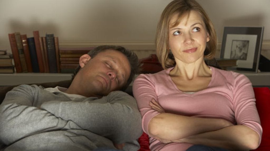 Jos nainen kokee jäävänsä suhteessa yksin, edessä saattaa olla ero. Kuvituskuva.