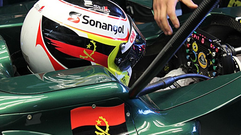 Mitä tekee Angolan lippu Lotuksen autossa?