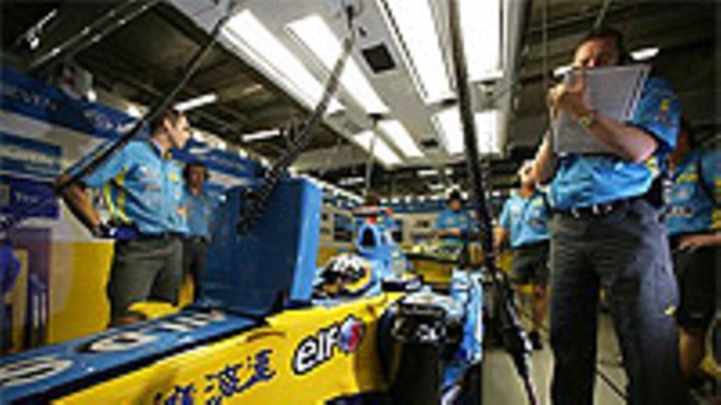 Renault-auto varikkopilttuussa, kuva: Steven Tee/LAT Photographic