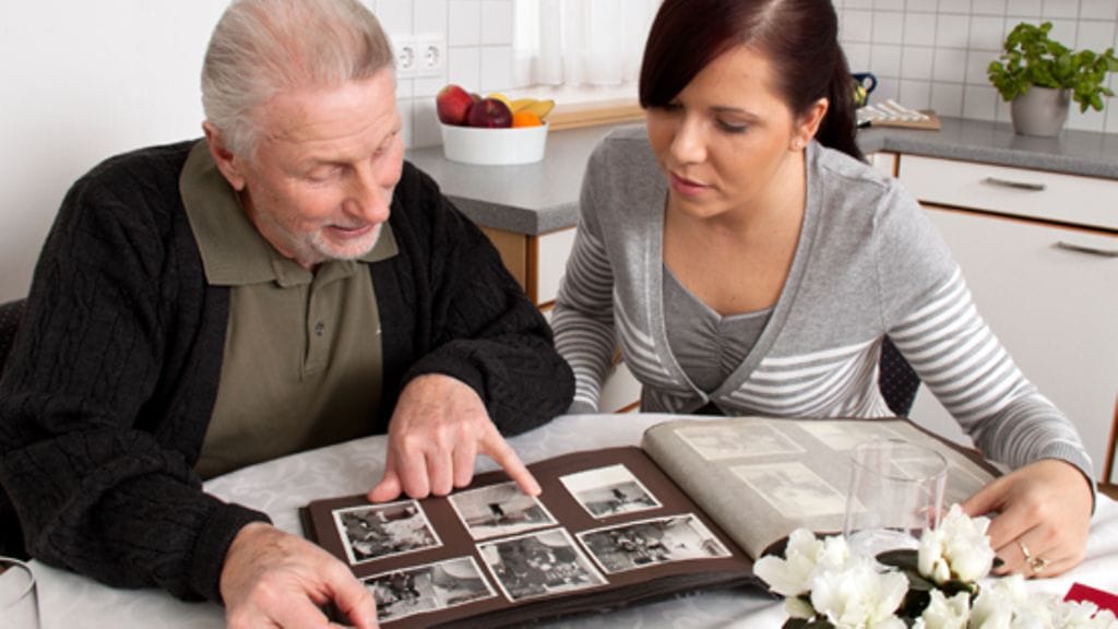 Sukututkimus kannattaa aloittaa elossa olevista sukulaisista. Kuvan henkilöt eivät liity juttuun.