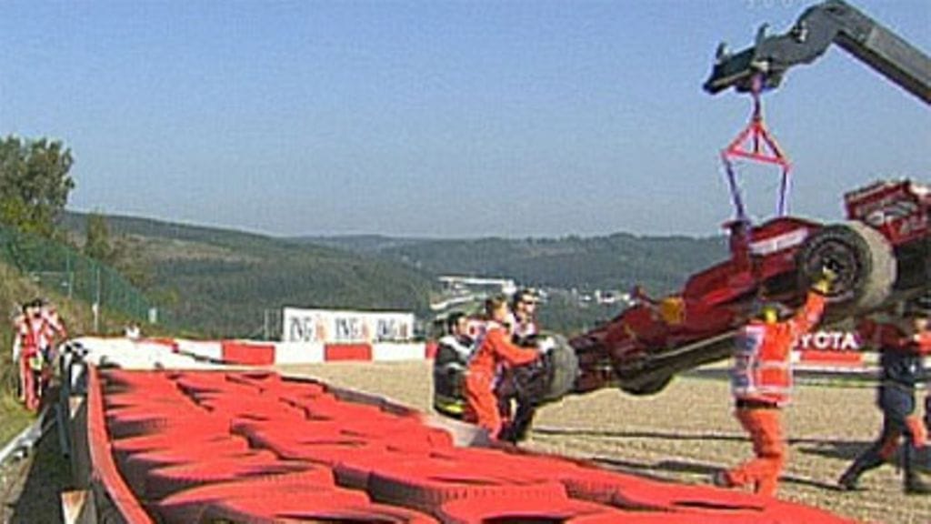 Felipe Massan autoa siirretään, kuva: MTV3