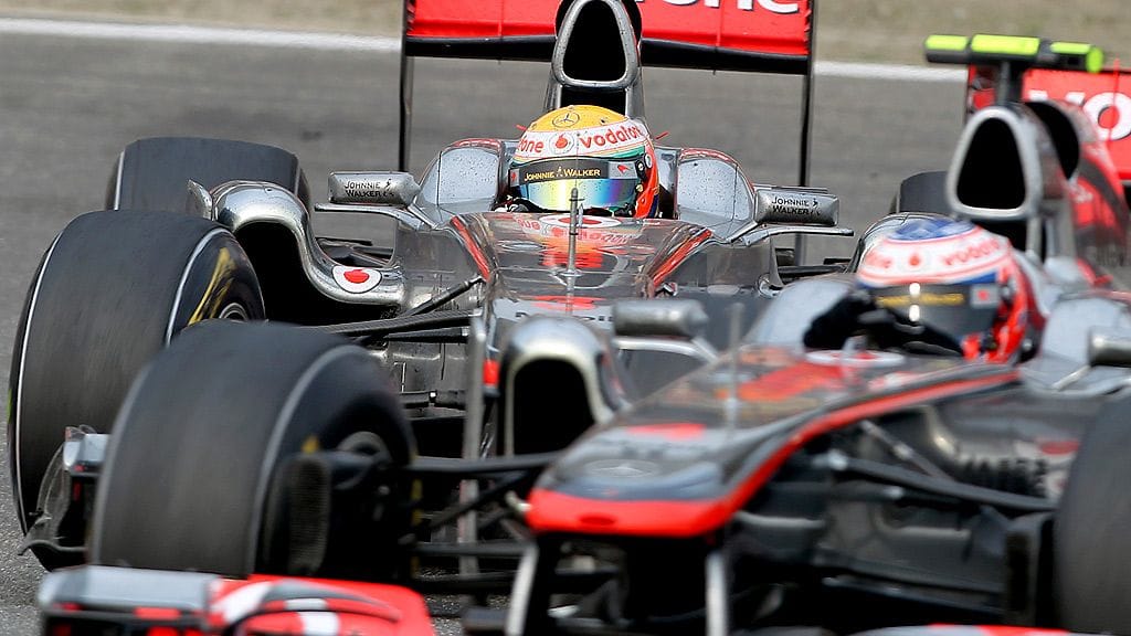 Jenson Button ajaa Lewis Hamiltonin edellä.