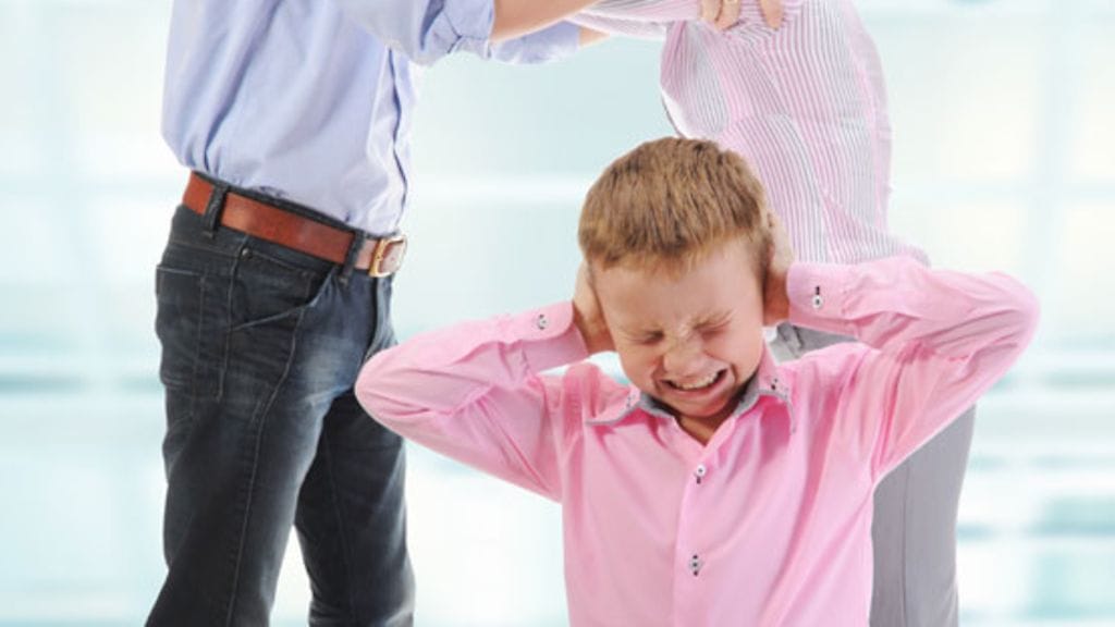 Suvi Tirkkonen kehottaa äitejä luopumaan kaiken kärsivästä roolistaan.