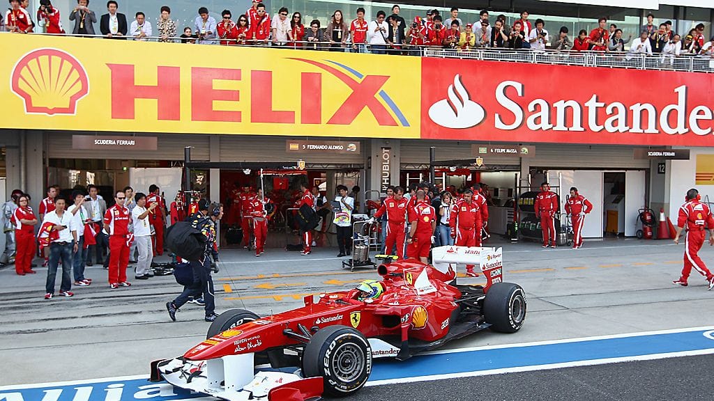 Ferrari-tallin väkeä Korean varikolla