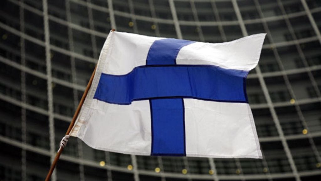 Suomen lippu liehuu Euroopan komission päärakennuksen edessä Brysselissä.