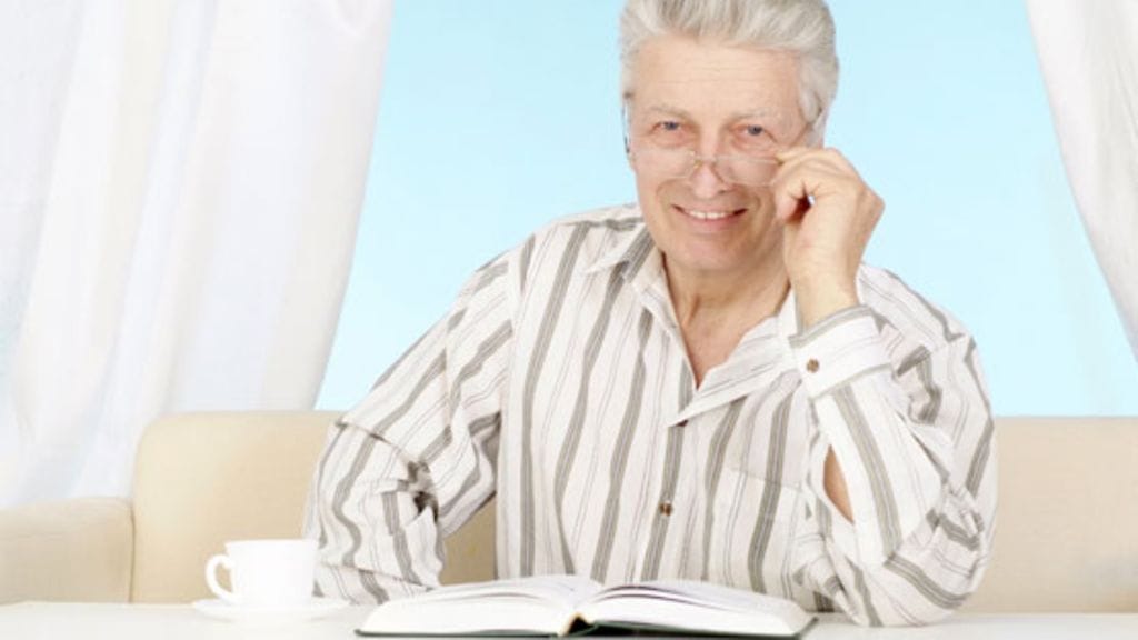 Pian 80-vuotias Aimo viihtyy yhä työelämässä. Kuvituskuva.