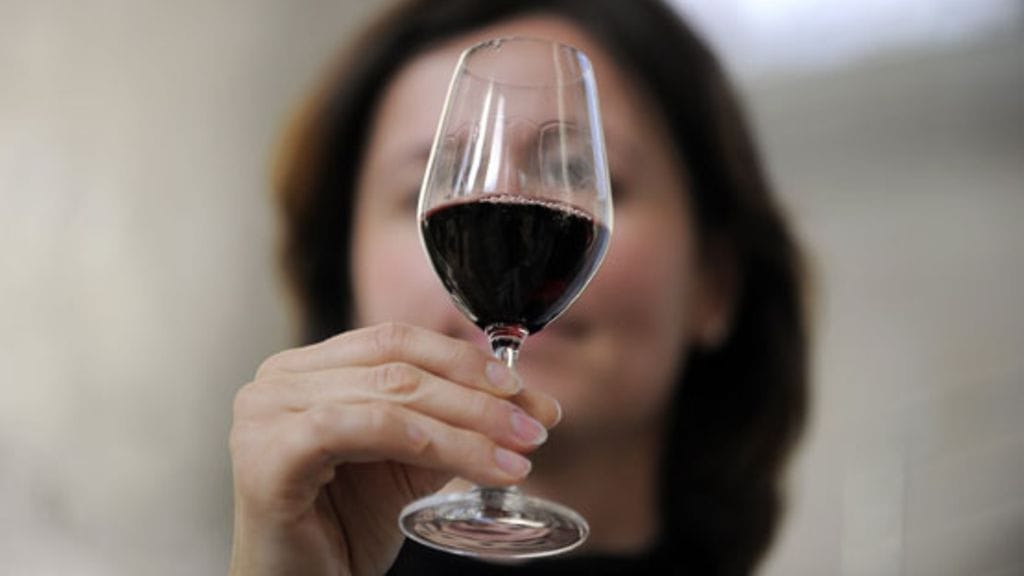 Suomalaiset naiset kuluttavat aiempaa enemmän alkoholia. Kuvituskuva.