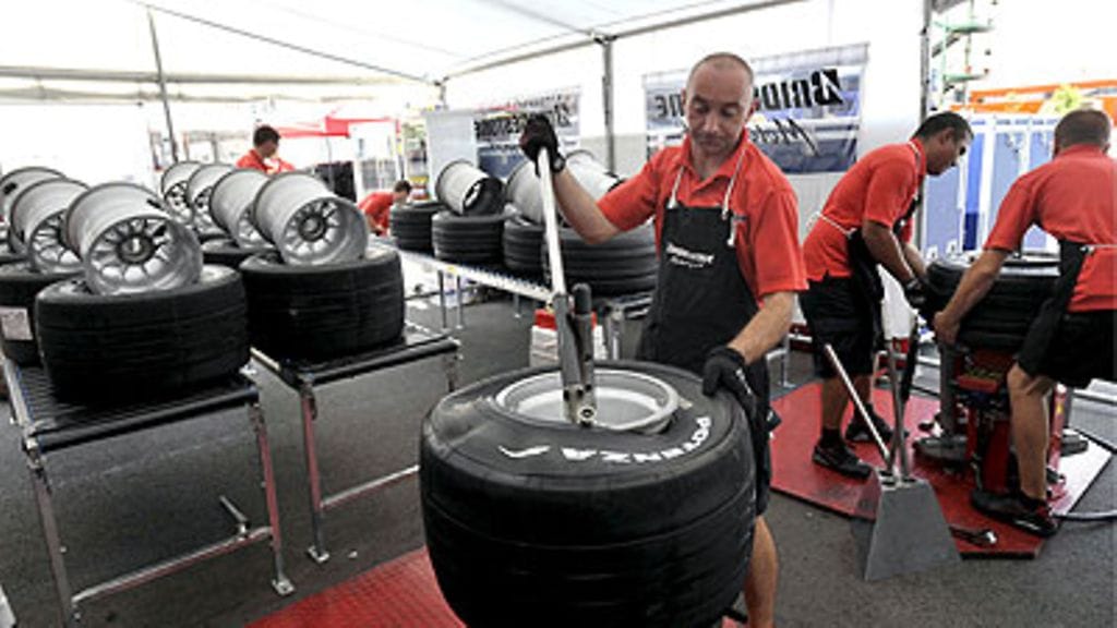 Bridgestonen renkaita valmistellaan, kuva: EPA/LASZLO BELICZAY