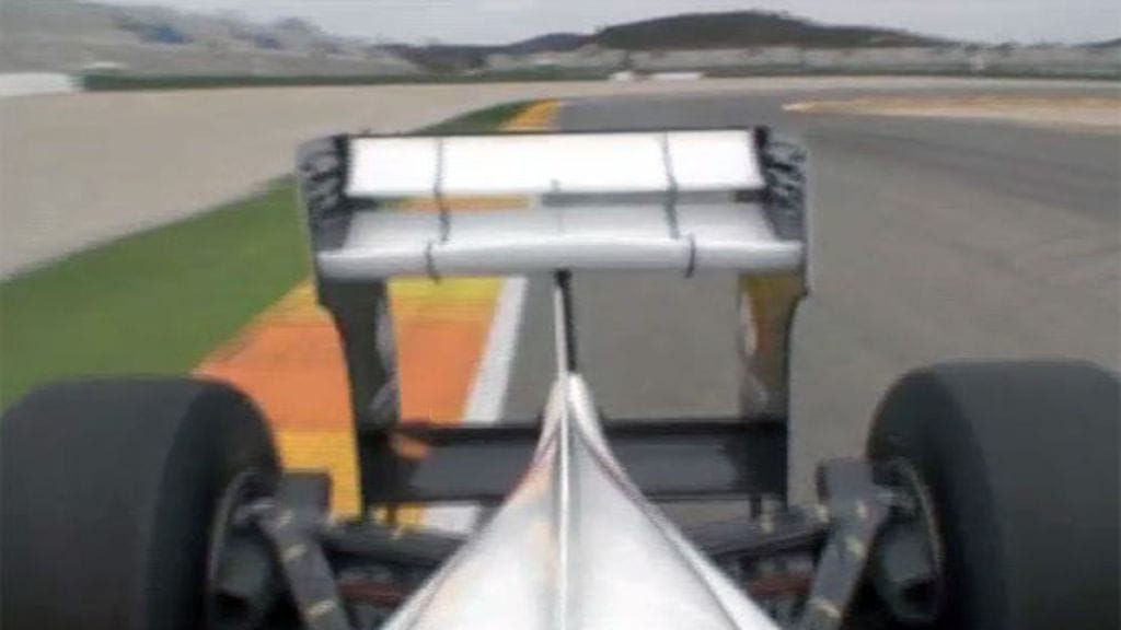 Sauberin F1-takasiipi toiminnassa Valencian testeissä.