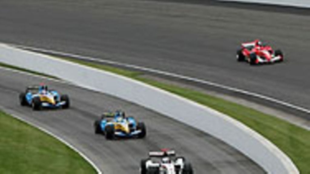 Michelin-autot kurvaavat varikolle lämmittelykierrokselta, kuva: Clive Rose