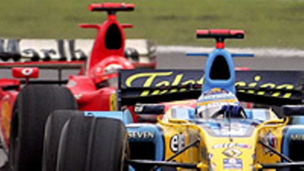 Fernando Alonso perässään Michael Schumacher (Kuva: Clive Rose/Getty Images)