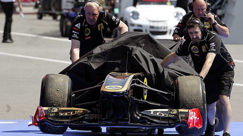 Nick Heidfeldin kovia kokenut auto tuodaan varikolle