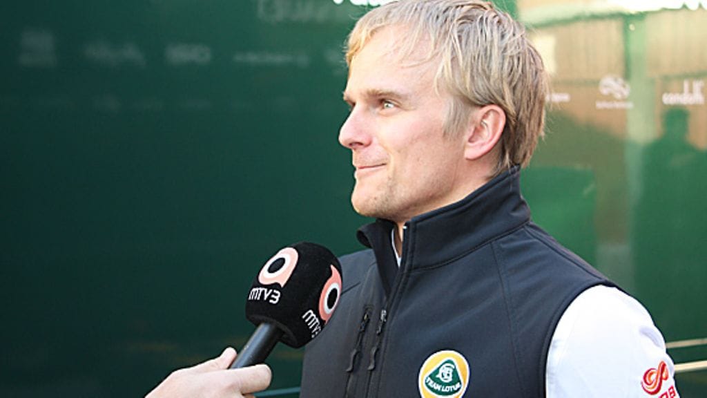 Heikki Kovalainen varikolla MTV3:n haastattelussa