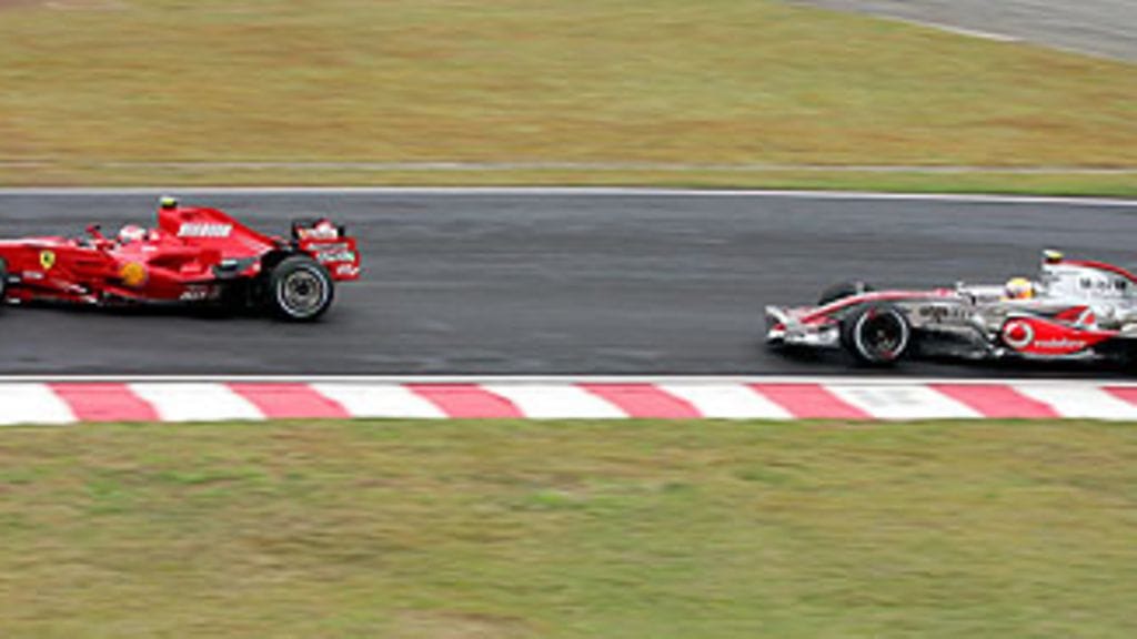 Kimi Räikkönen ja Lewis Hamilton, kuva: EPA/GERO BRELOER