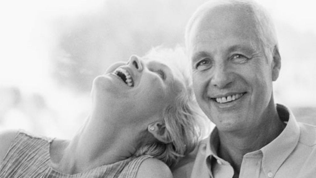 Miehet haluavat naurattaa naisia, mutta eivät nauraa naisten vitseille. kuvituskuva.