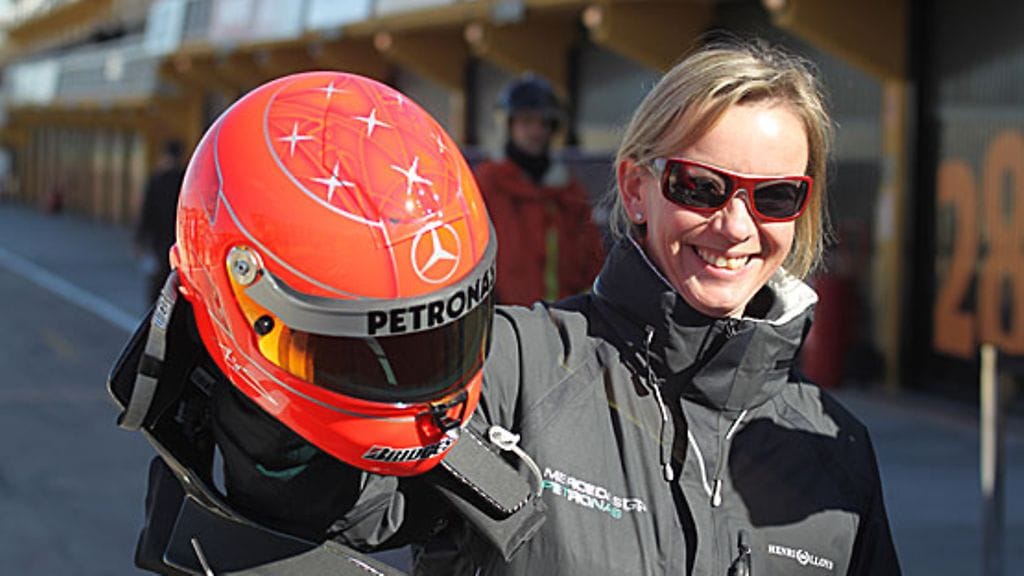 Tiedottaja Sabine Kehm ja Michael Schumacherin kypärä, kuva: Lauri Ouvinen