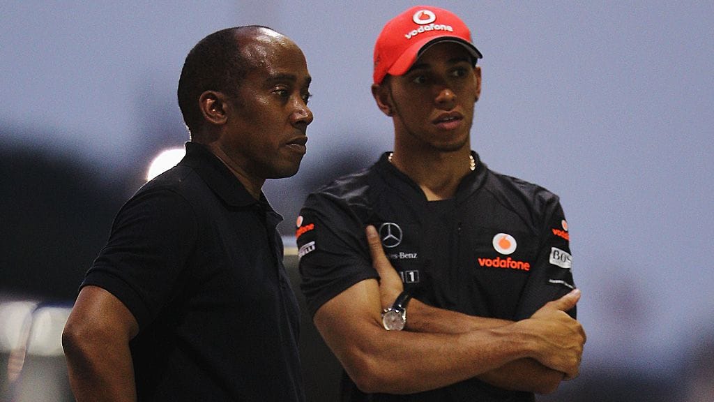 Lewis ja Anthony Hamilton varikolla