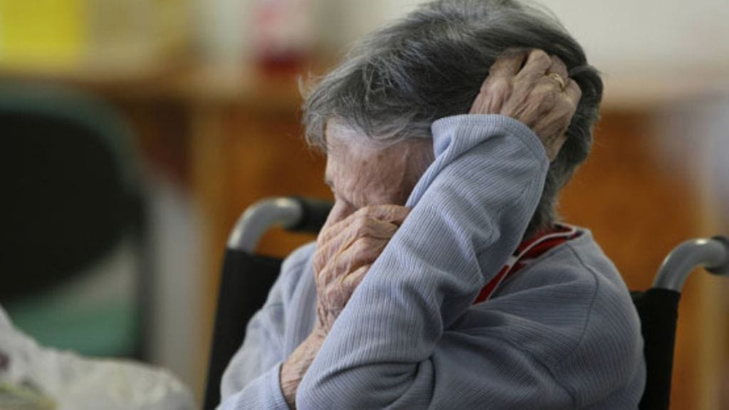 Parisuhteen toisen osapuolinen sairastuminen ja omaishoitajuus on rankka koetus kumppaneille. Kuvituskuva.