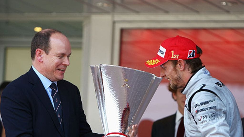 Albert II ojentaa voittopokaalin Buttonille, kuva: Paul Gilham/Getty Images