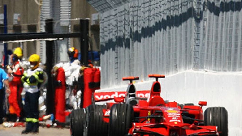 Lewis Hamiltonin McLaren ja Kimi Räikkösen Ferrari, kuva: Paul Gilham/Getty Images