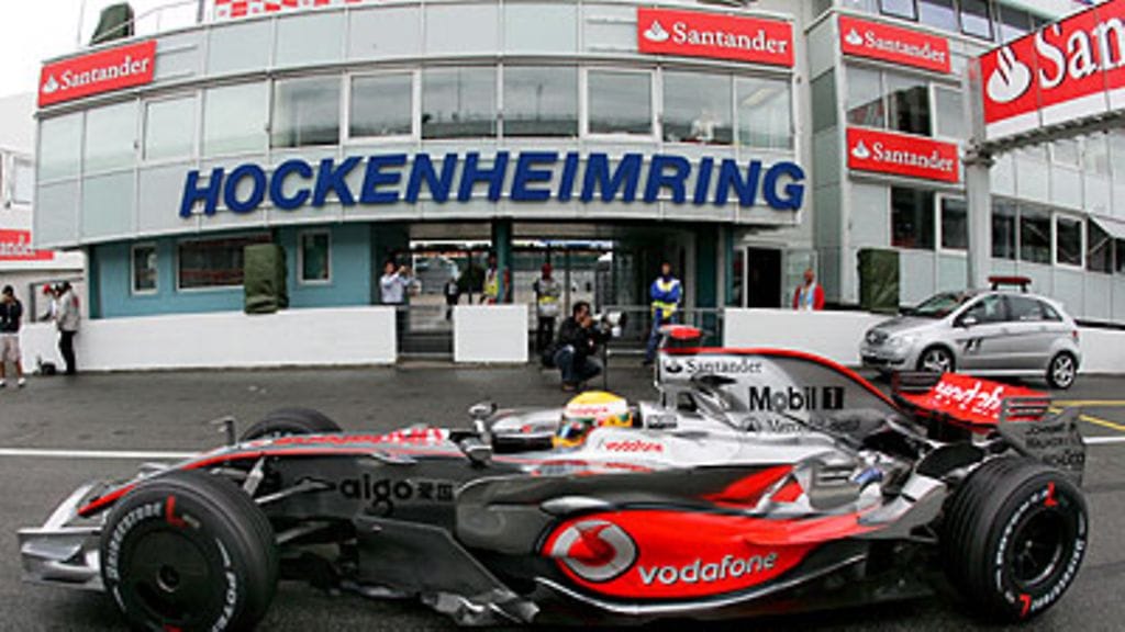 Lewis Hamilton, kuva: EPA/ROLAND WEIHRAUCH