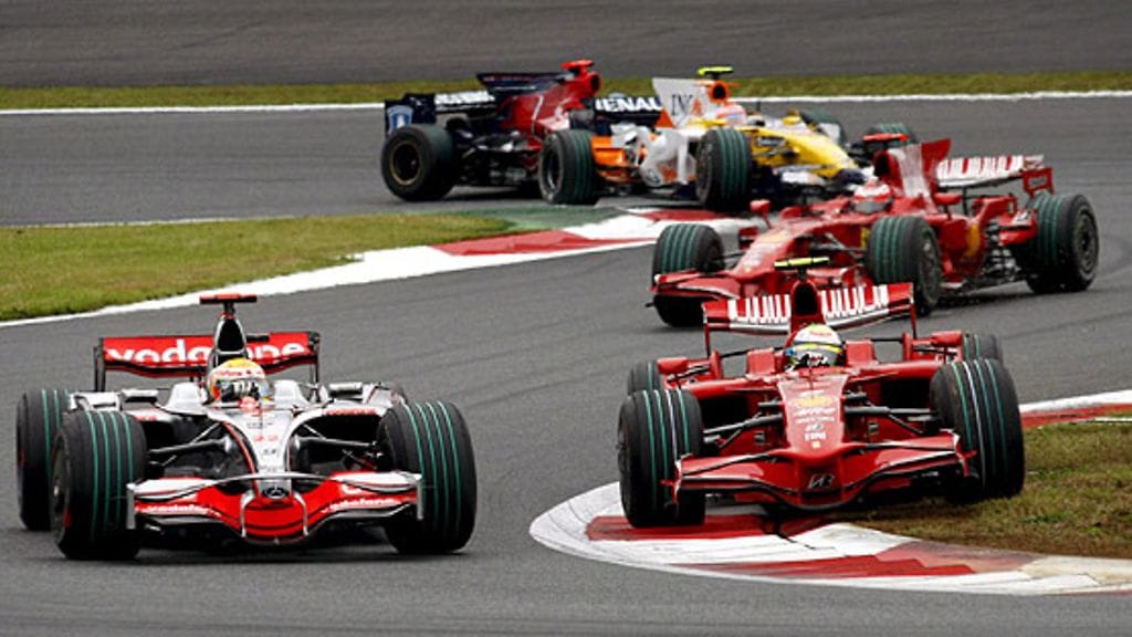 Lewis Hamilton ja Felipe Massa, kuva: EPA/KIMIMASA MAYAMA