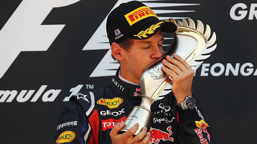 Sebastian Vettel suutelee Korean GP:n voittopalkintoaan