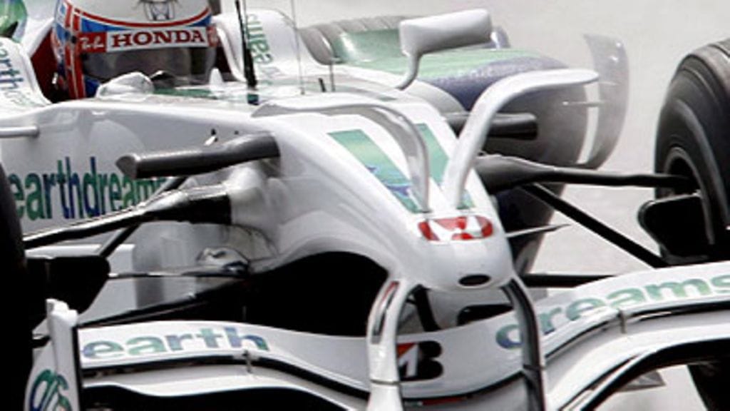 Elefantinkorvat Honda-autossa, kuva: EPA/TONI ALBIR