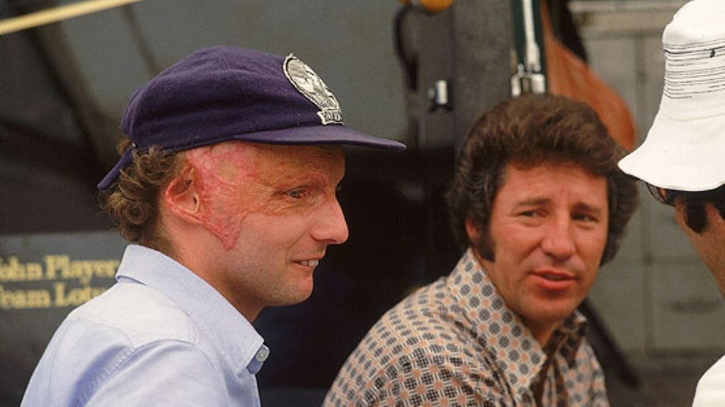 Niki Lauda ja Mario Andretti Monzan varikolla. Lauda paloi melkein hengiltä vain 38 päivää ennen Italian GP:tä.