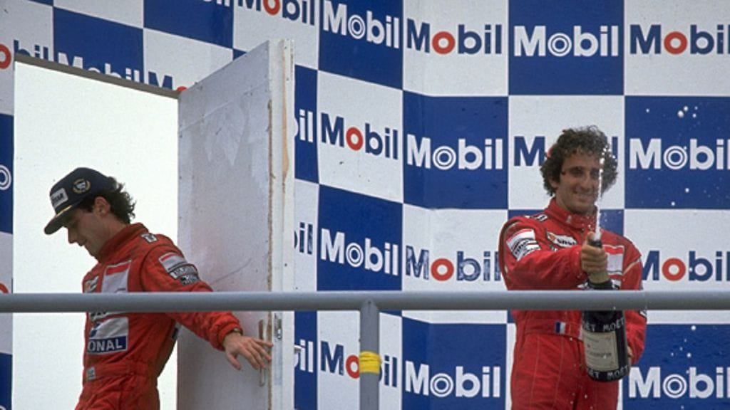 McLaren-kuljettajat Ayrton Senna ja Alain Prost Saksan GP:n (Hockenheim) 1989 palkintokorokkeella (Photo: Pascal Rondeau / Allsport)