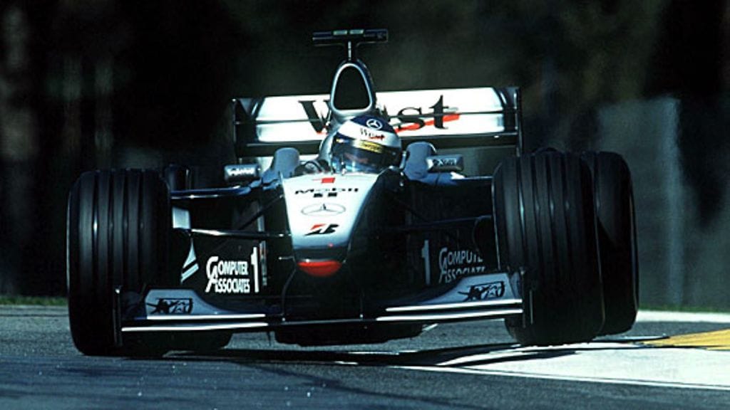 Mika Häkkinen vauhdissa Imolan radalla. Kuva: Andreas Rentz/Bongarts/Getty Images.