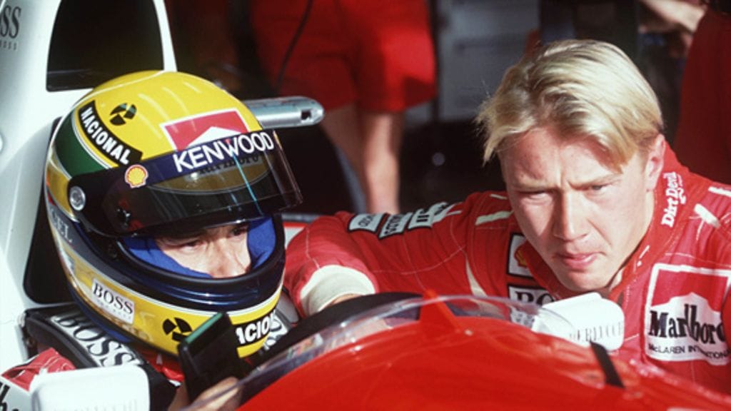 McLaren-kuljettajat Ayrton Senna ja Mika Häkkinen Portugalin GP:n varikolla 1993 (Photo: Pascal Rondeau / Allsport)