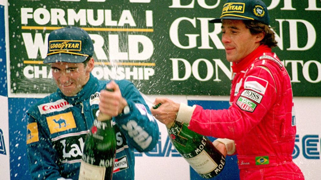 McLaren-kuljettaja Ayrton Senna ja Williams-kuljettaja Damon Hill Euroopan GP:n (Donington) 1993 palkintokorokkeella (Photo: Mike Hewitt / Allsport)