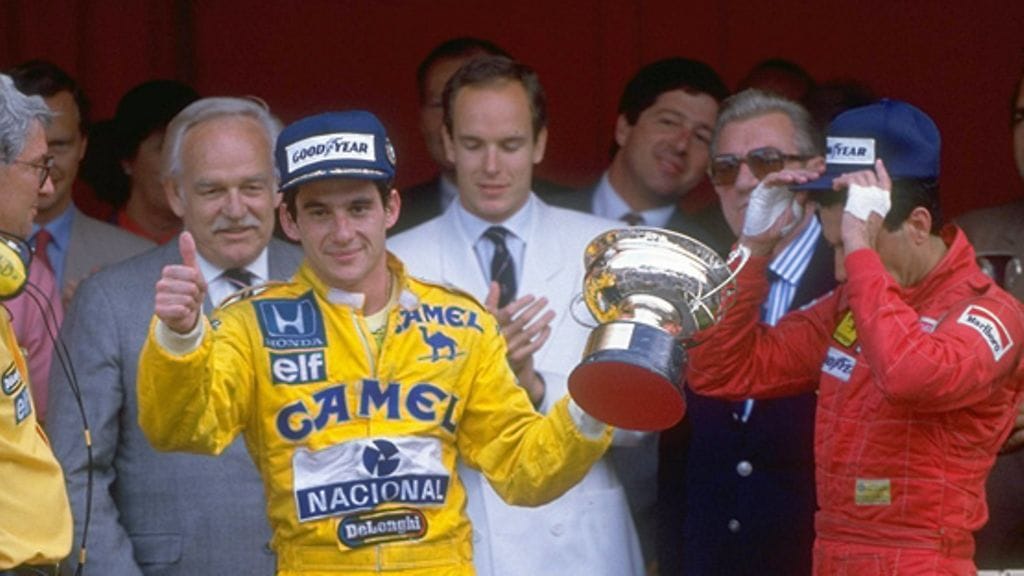 Lotus-kuljettaja Ayrton Senna Monacon GP:n voittajana 1987 palkintopallilla yhdessä ruhtinas Rainierin ja prinssi Albertin kanssa (Photo: Simon Bruty / Getty Images)
