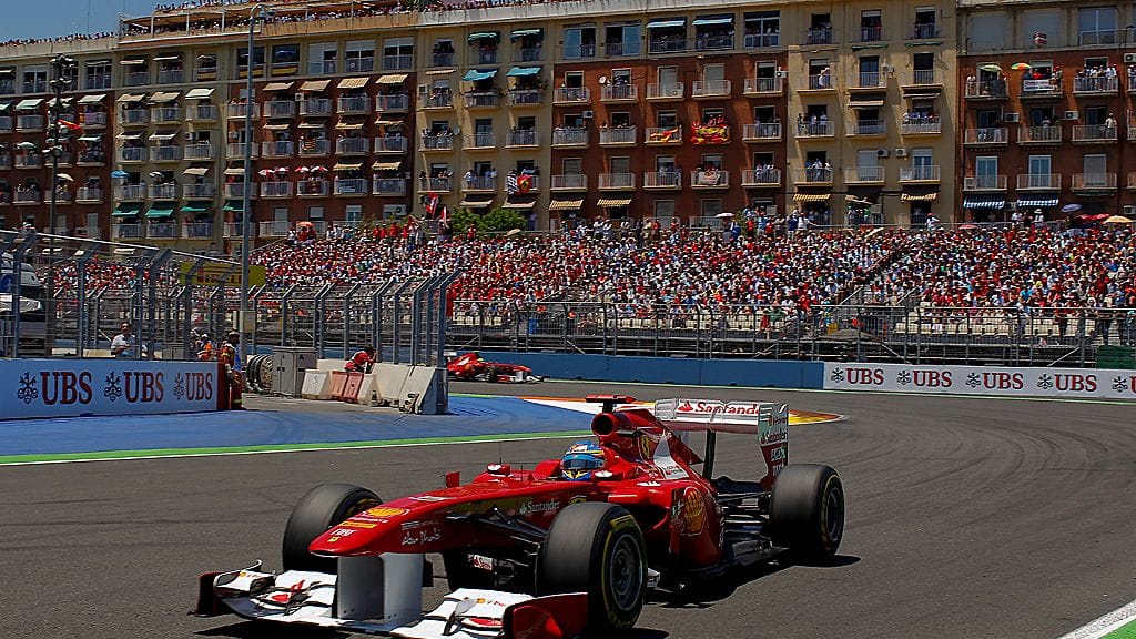 Fernando Alonso vauhdissa Valenciassa.